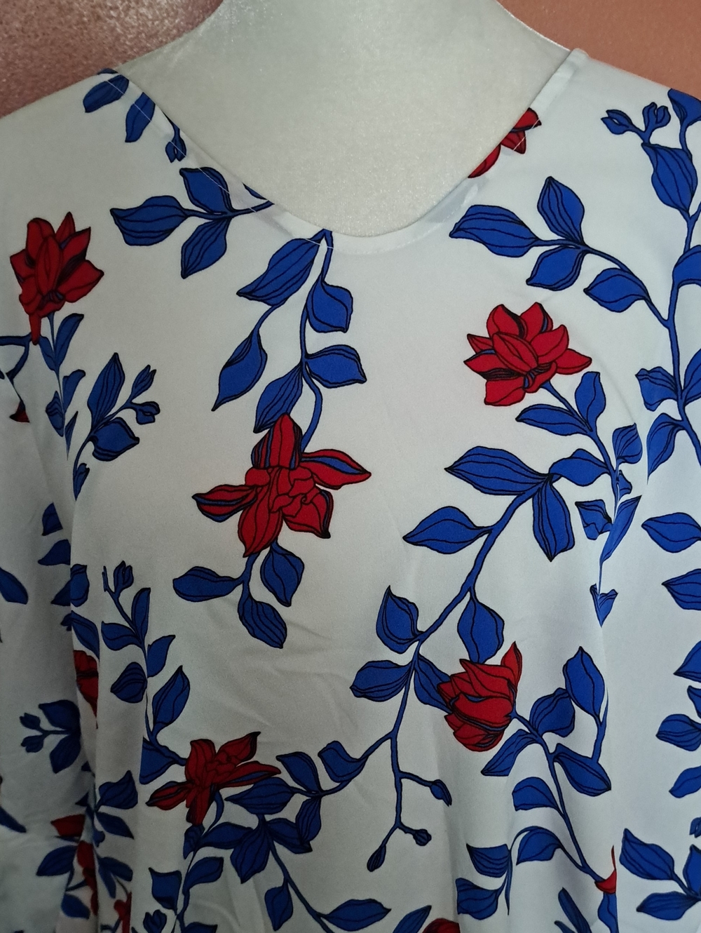 NWT Liz Claiborne White V-Neck Top with Blue Leaves and Red Floral Print